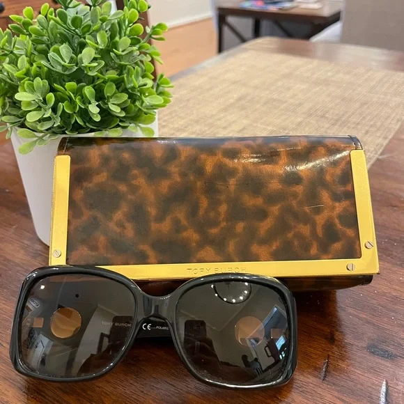 Tory Burch | Accessories | Tory Burch Oversized Sunglasses  display picture 3